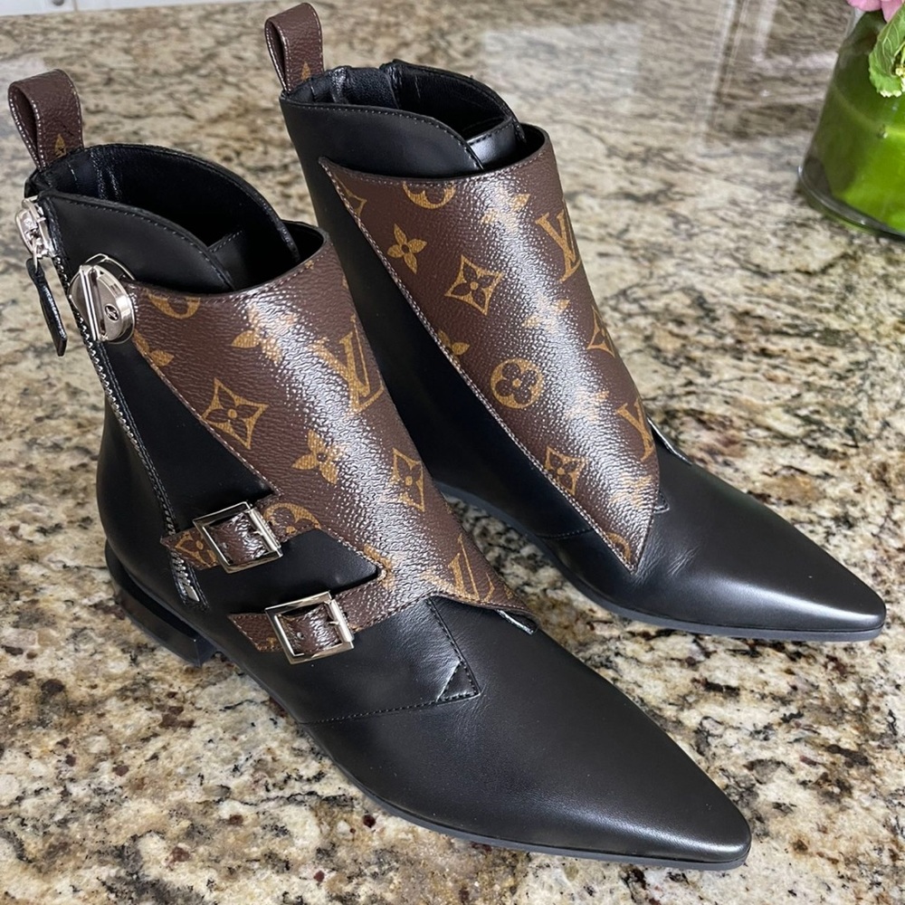 Louis Vuitton boots size 7,5